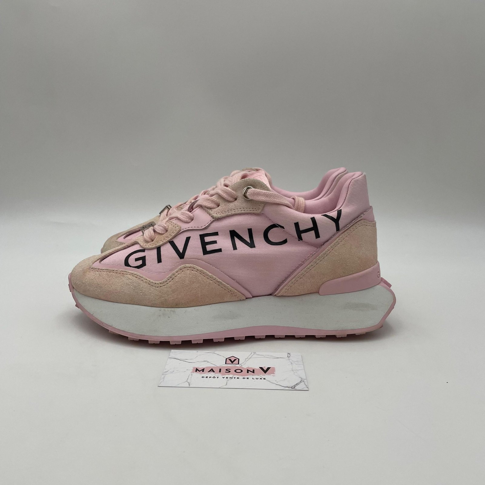 WhatsApp-Image-2024-10-09-at-16.53.26-1-scaled Givenchy – Image 1