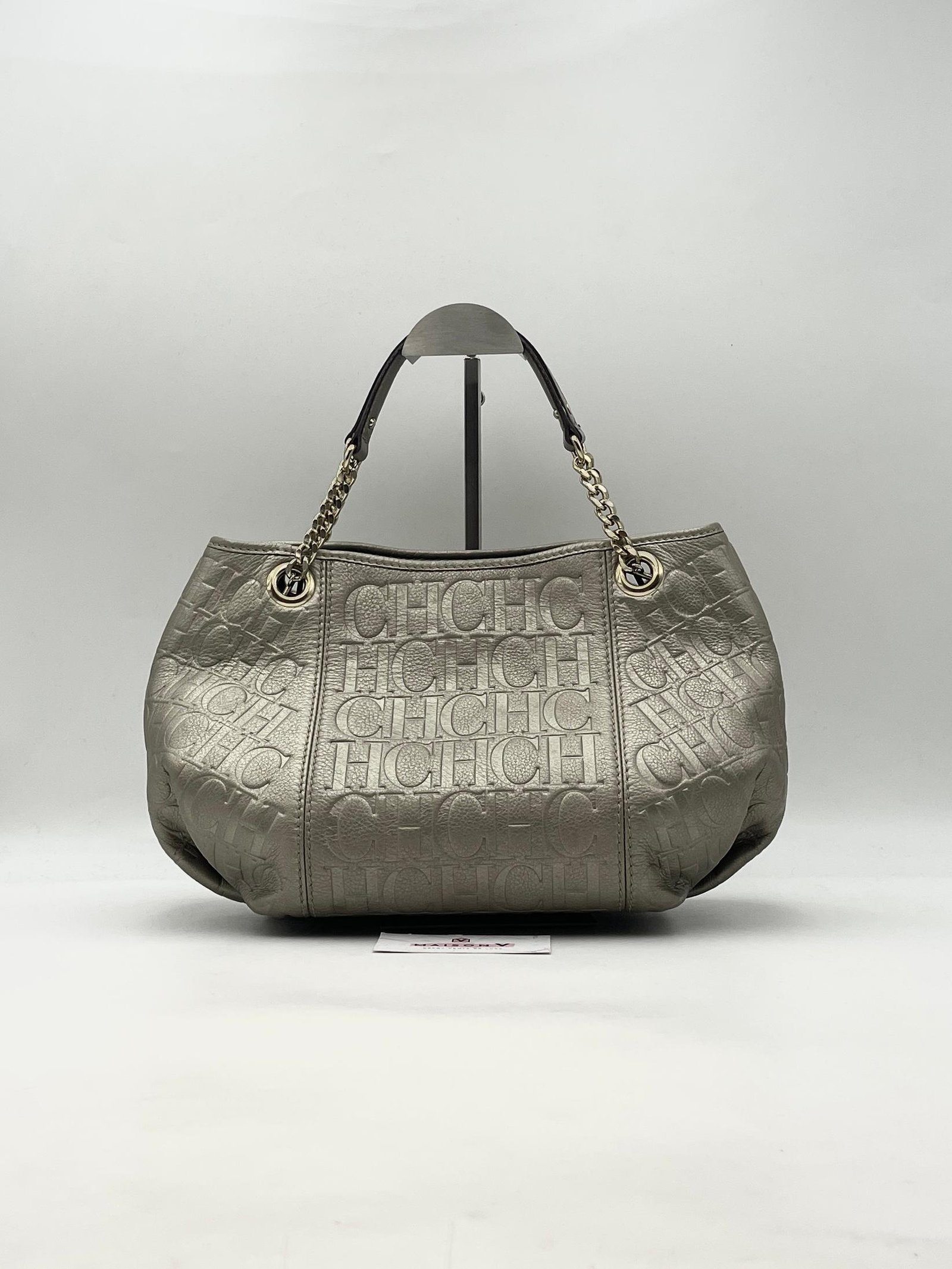 WhatsApp Image 2025-12-20 at 16.15.06 (3) CAROLINA HERRERA – Image 1